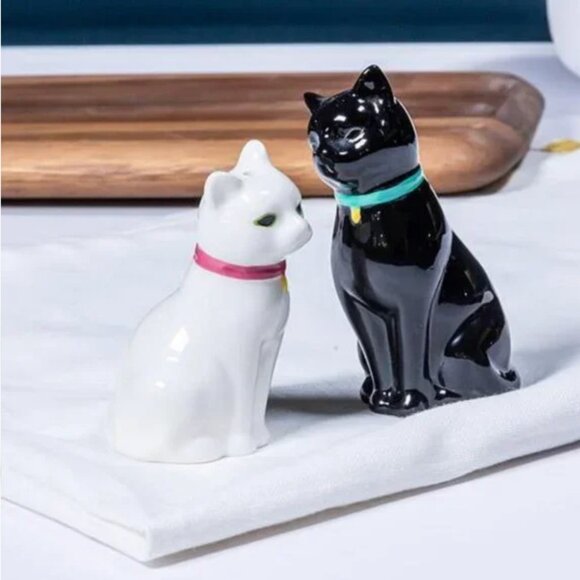 Cuddling Cats Ceramic Salt & Pepper Shakers - Picture 1 of 10